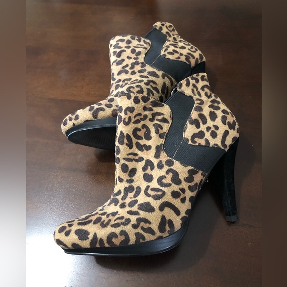 G 21 Faux Suede Bootie. Black / Leopard. Size 8 - Picture 2 of 5